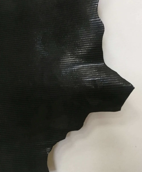 Galanterinė/drabužinė oda - juoda dekoruota, blizgi, 0,7mm, 62x49 - Image 3