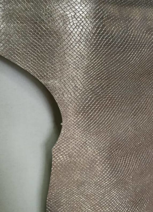 Galanterinė oda - šviesi, blizgi, aukso, 1mm, 109x67 - Image 3