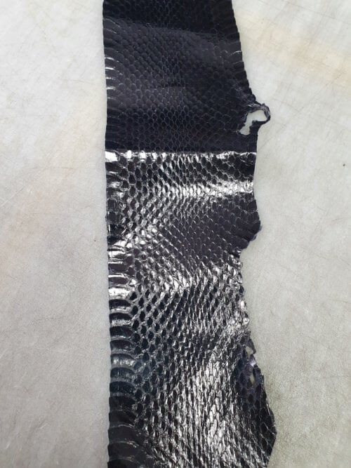 Egzotinė oda (gyvatė) - juoda, blizgi 70x10cm, 0.4mm
