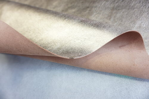 Galanterinė oda - šviesus auksas, minkšta, 1,0mm, 128x63 - Image 4