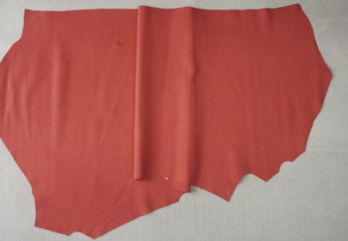 Galanterinė oda - raudona, smulkios fakt., minkšta, 1,1-1,2mm, 140x62 - Image 2