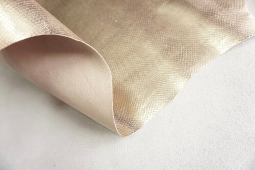 Galanterinė oda - gyvatės rašto, šviesaus aukso sp., minkšta, 0,8mm, 67x60 - Image 4
