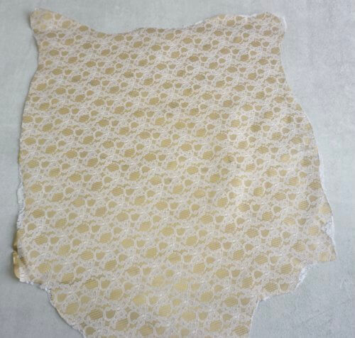 Galanterinė oda - dekoruota, balta/aukso, vidut. kietumo, 0,7mm, 62x56 - Image 2
