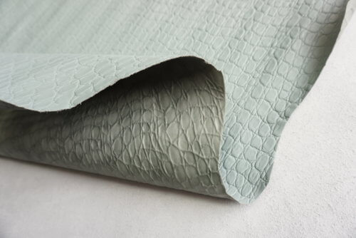 Galanterinė oda - kroko imitacija, pilkšvai melsva, vidut. kietumo, 0,8mm, 88x80 - Image 4