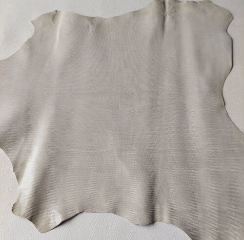 Galanterinė oda - šv. pilka, dekoruota, minkšta, 0,7mm, 60x47 - Image 3