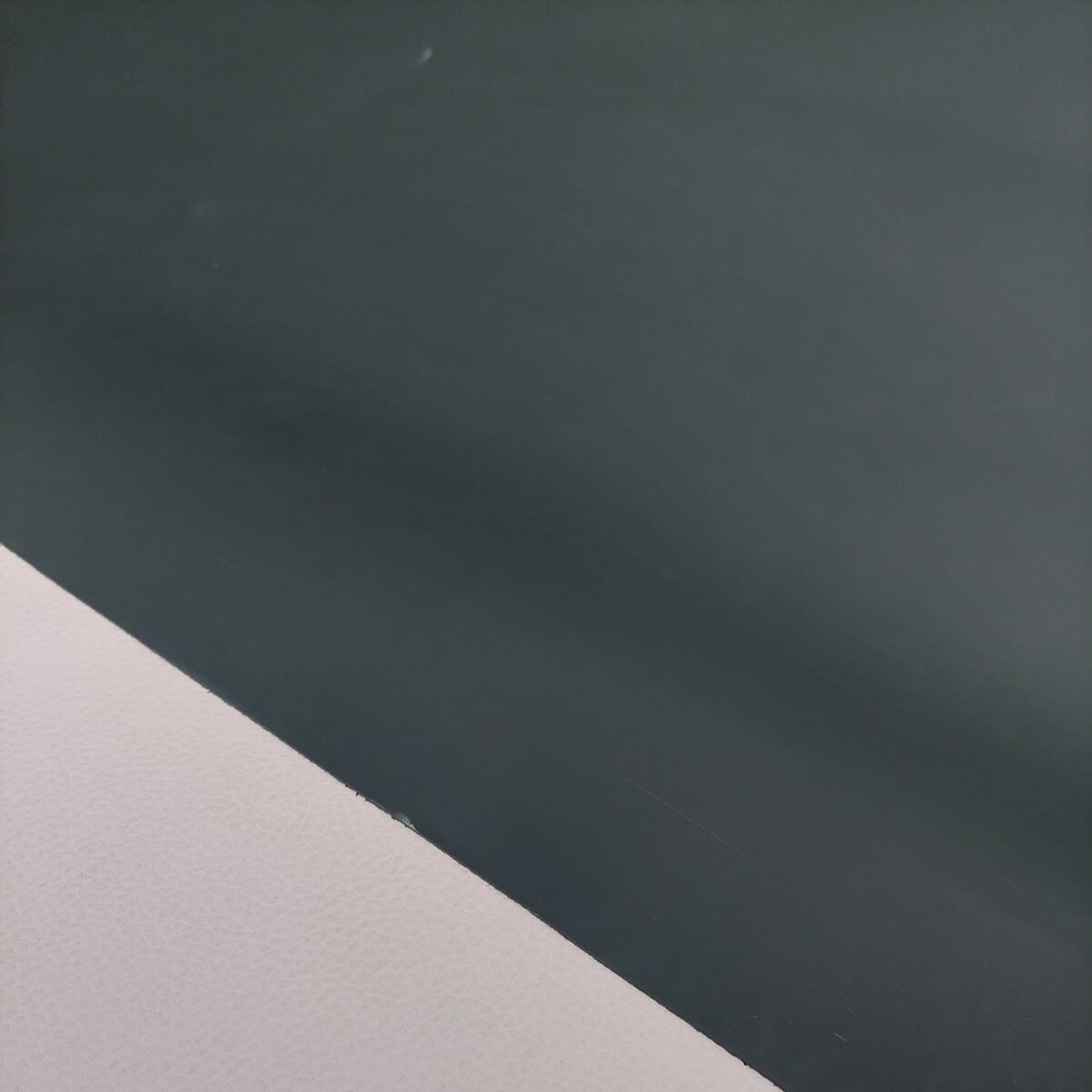 Presuota (malta) pluoštinė oda - Tamsiai žalia, "Vintage Verde", "Pull up" 1,2mm, 153x101cm - Image 3