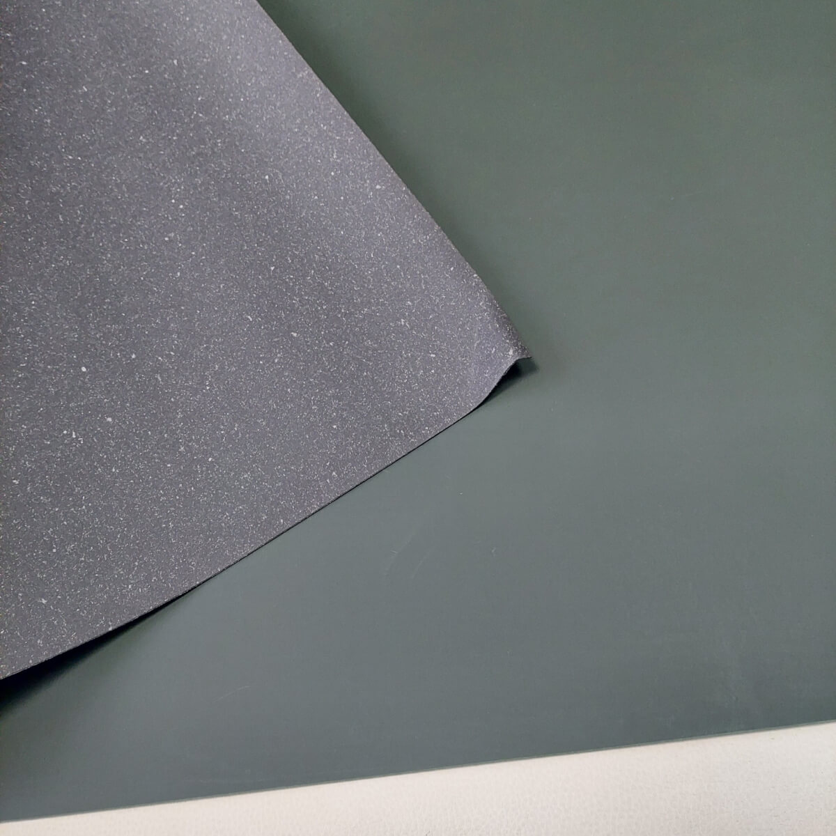 Presuota (malta) pluoštinė oda - Tamsiai žalia, "Vintage Verde", "Pull up" 1,2mm, 153x101cm - Image 2