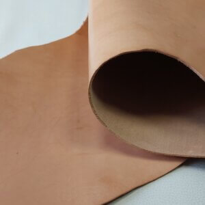 Vegetable tanned leather - Not colored, hard, varnished, "Polos" 2,6-2,8mm, 180x35cm
