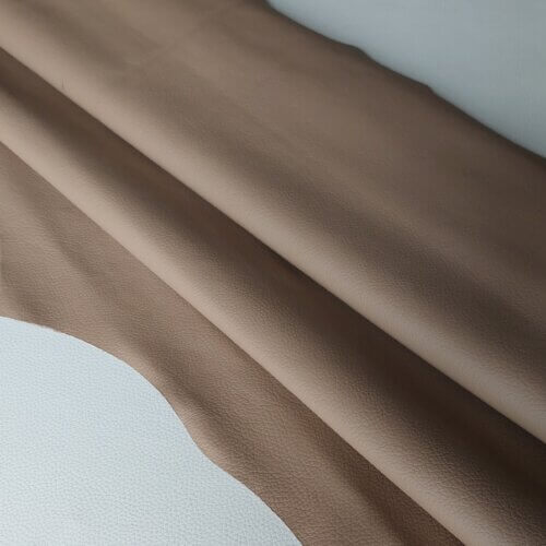Automobilinė oda - Cappuccino spalva, su faktūra, minkšta, 1,2-1,3mm, 110x105cm, smulkus defektas! - Image 2