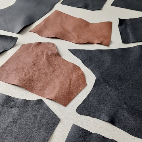 Scraps (Automotive leather, black/brown with texture MIX) 1kg. - Nr. 4996 - Image 2