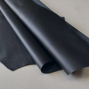 Galanterinė/drabužinė oda - Juoda, minkšta, matinė, 0,9-1,0mm, smulkūs defektai!