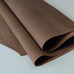 Galanterinė oda – Šviesiai ruda, "Sendinto tipo", matinė, minkšta, 1,5mm smulkūs defektai!