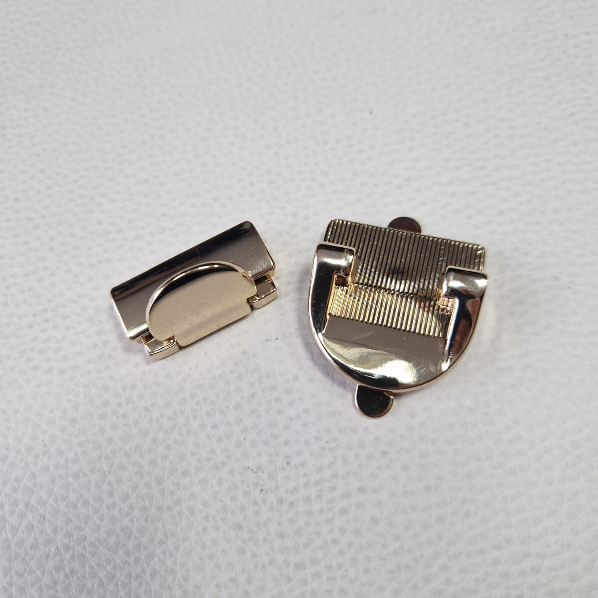 (Ekspozicinė prekė) Užsegimas - Italija, 36mm, aukso spalva - Image 2